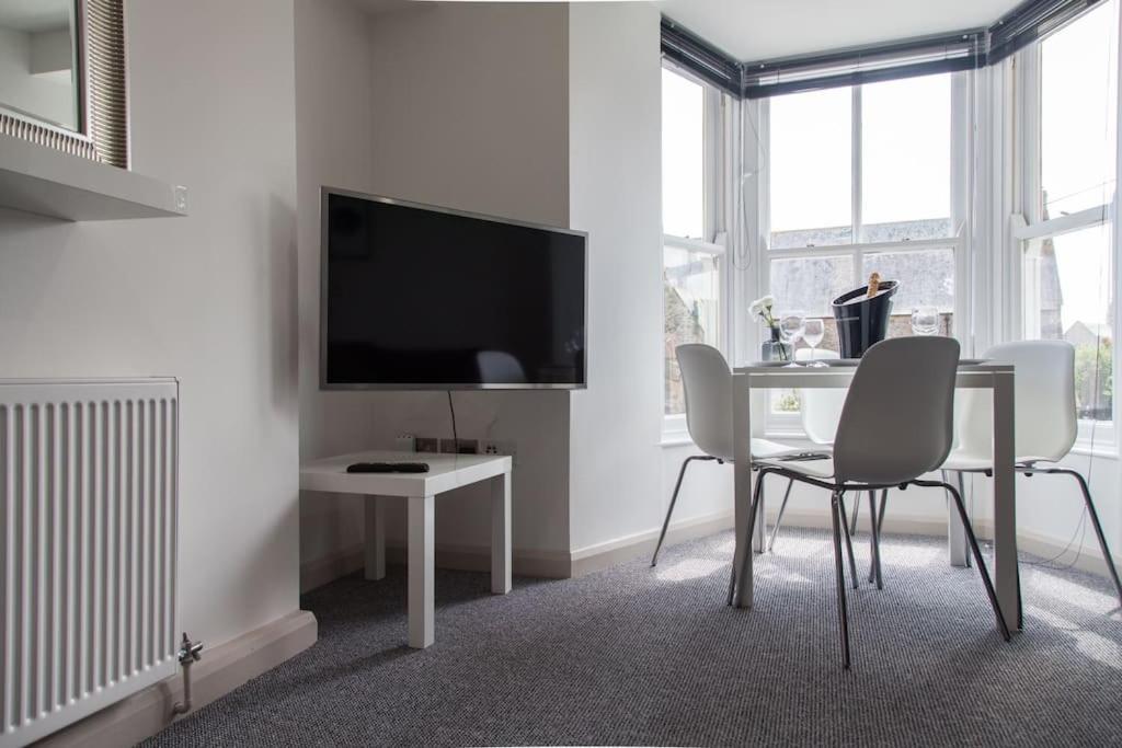Stunning 2 Bed Apartment With Sea Views, 펜젠스 외부 사진