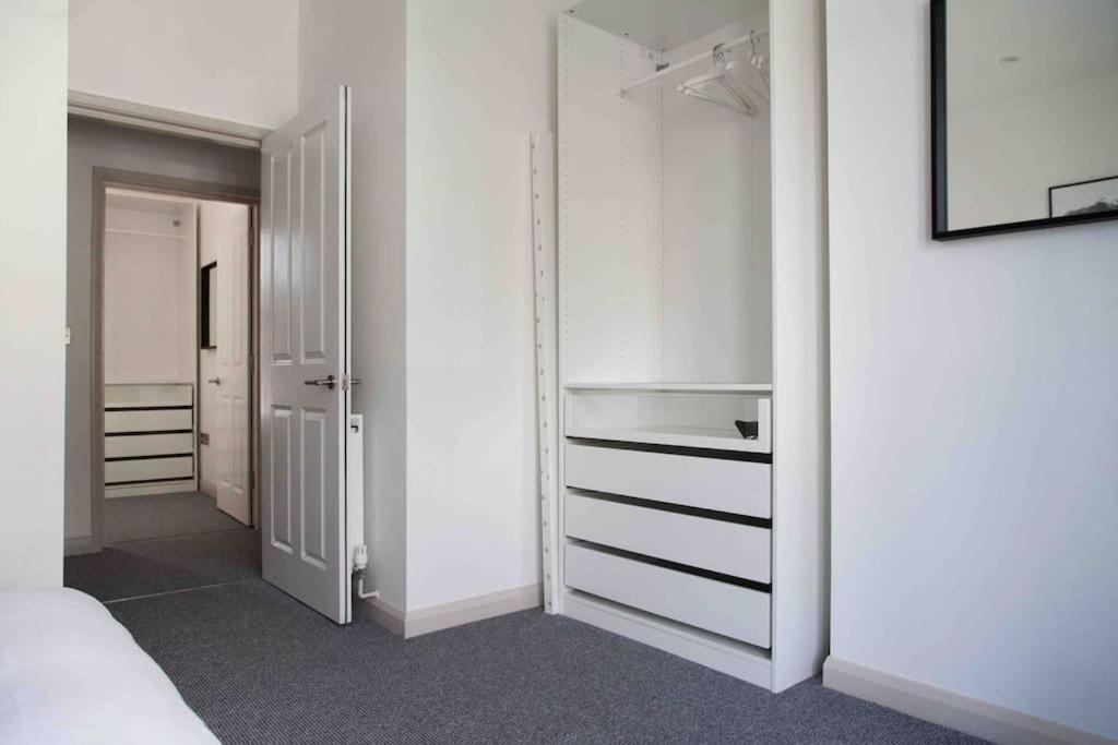 Stunning 2 Bed Apartment With Sea Views, 펜젠스 외부 사진
