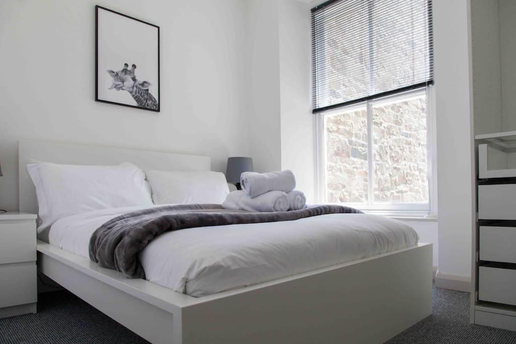 Stunning 2 Bed Apartment With Sea Views, 펜젠스 외부 사진