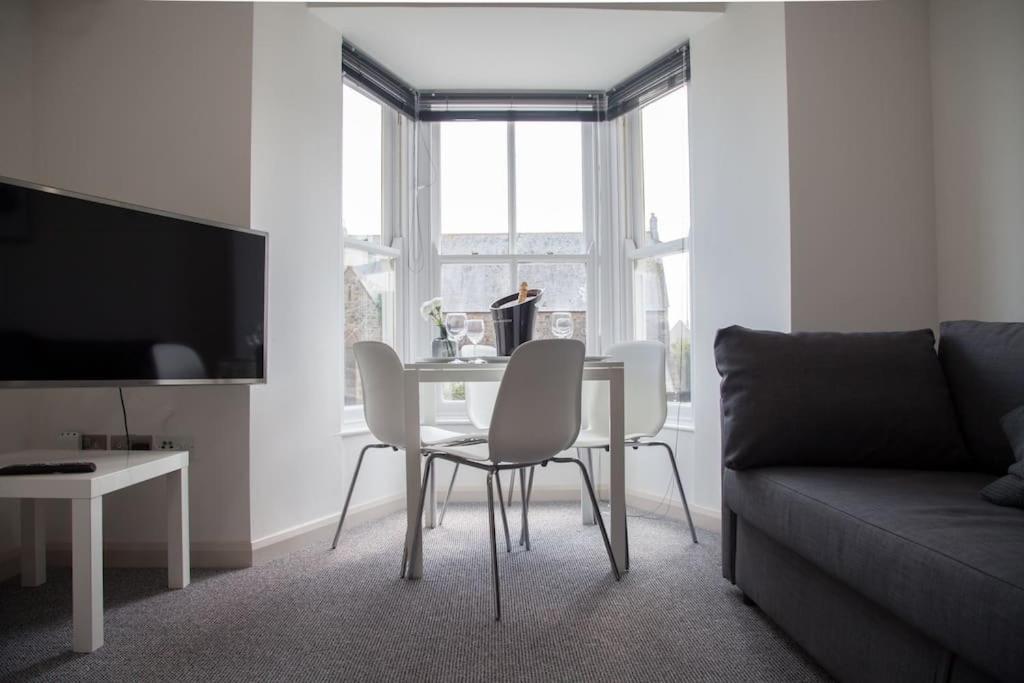 Stunning 2 Bed Apartment With Sea Views, 펜젠스 외부 사진