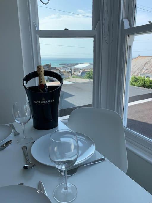 Stunning 2 Bed Apartment With Sea Views, 펜젠스 외부 사진