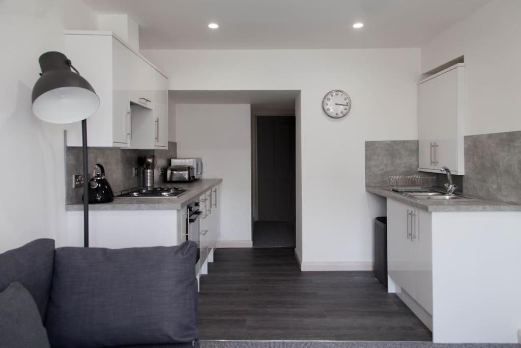Stunning 2 Bed Apartment With Sea Views, 펜젠스 외부 사진