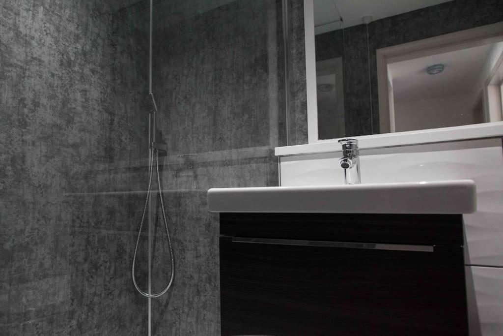 Stunning 2 Bed Apartment With Sea Views, 펜젠스 외부 사진